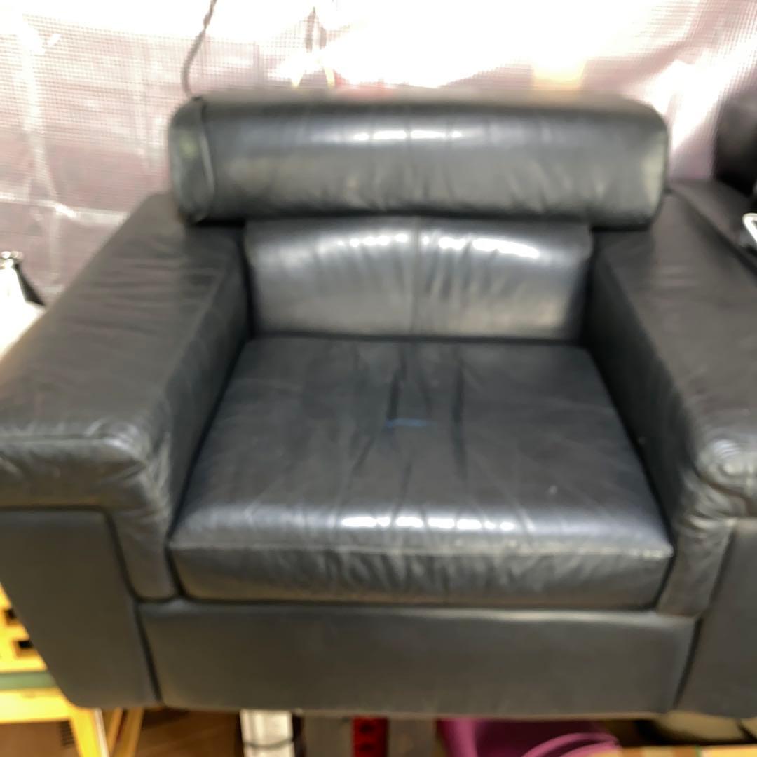 黒いレザー 1人掛けソファ　重厚感あります‼️