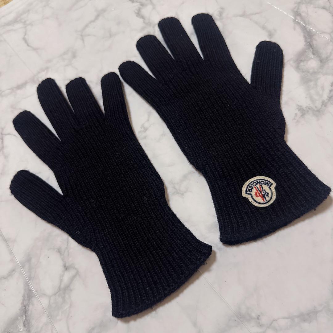 【未使用に近い】モンクレール　黒 ニット手袋 5本指　　Mサイズ