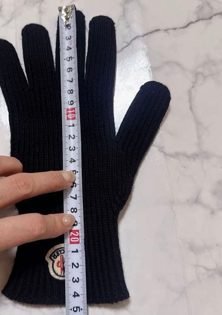 【未使用に近い】モンクレール　黒 ニット手袋 5本指　　Mサイズ