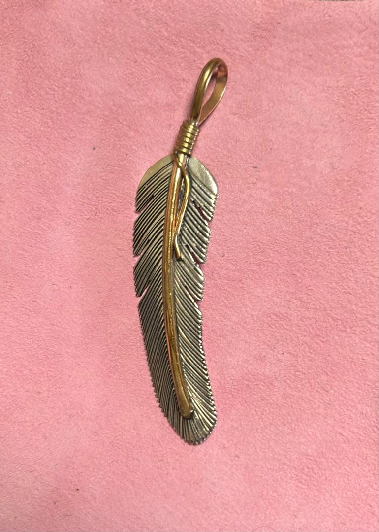 ナバホフェザーペンダントトップ 作成者、ハーヴィー・メイス