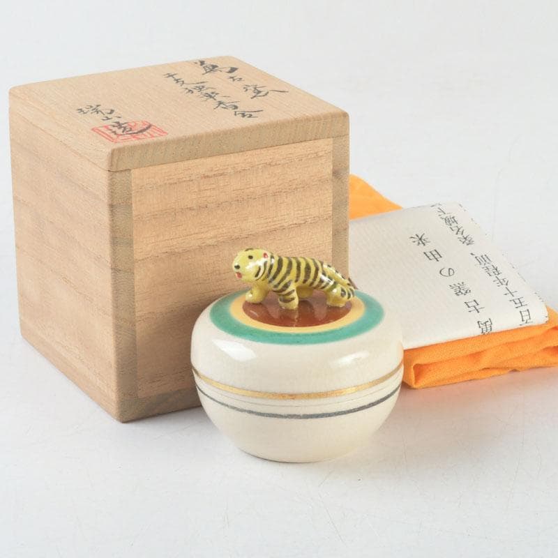 茶道具　萬古焼　加賀瑞山造　独楽　干支寅香合　共箱　V　9765