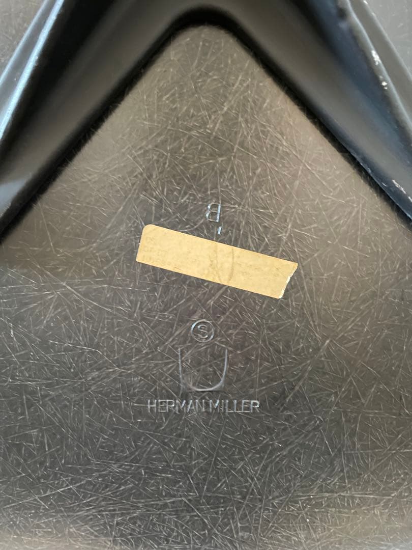 ハーマンミラー社製イームズ サイドシェルチェア（ファブリックパープル）