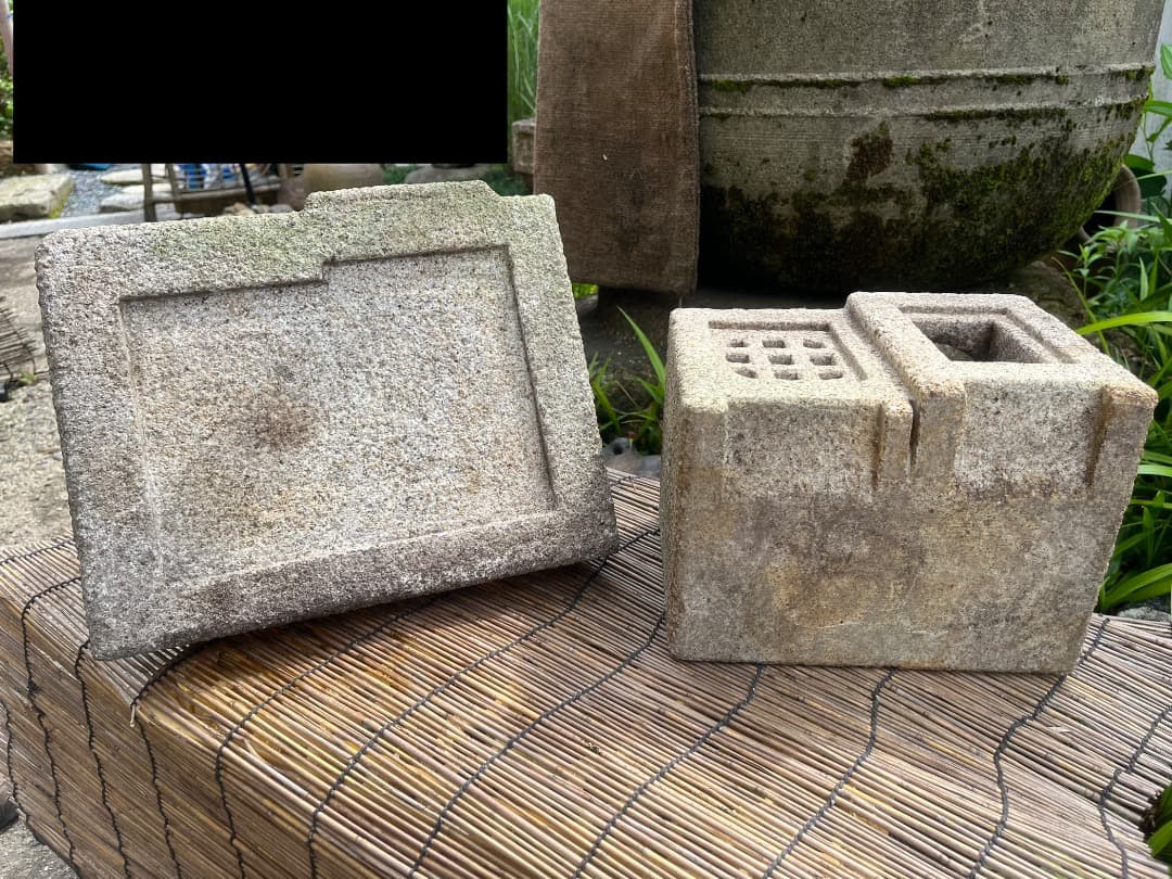 石灯篭　草葺き屋根家屋形　置き灯籠