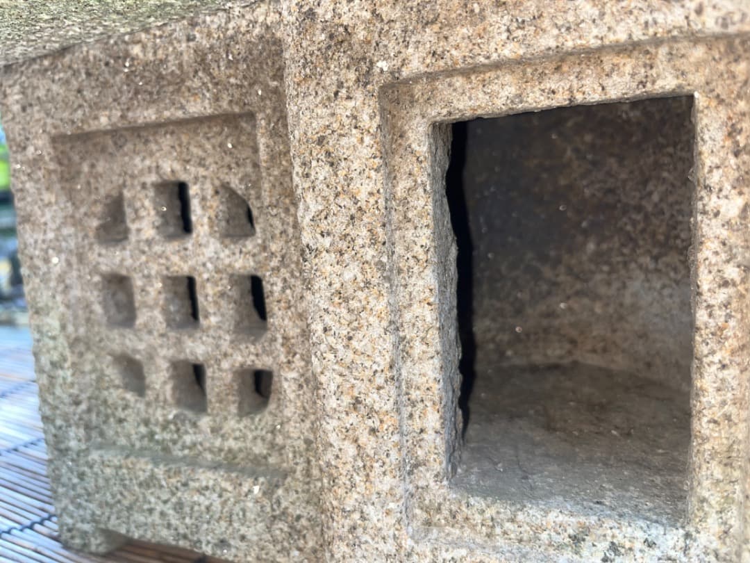 石灯篭　草葺き屋根家屋形　置き灯籠