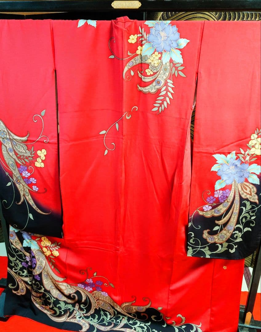 赤い花柄刺繍振袖