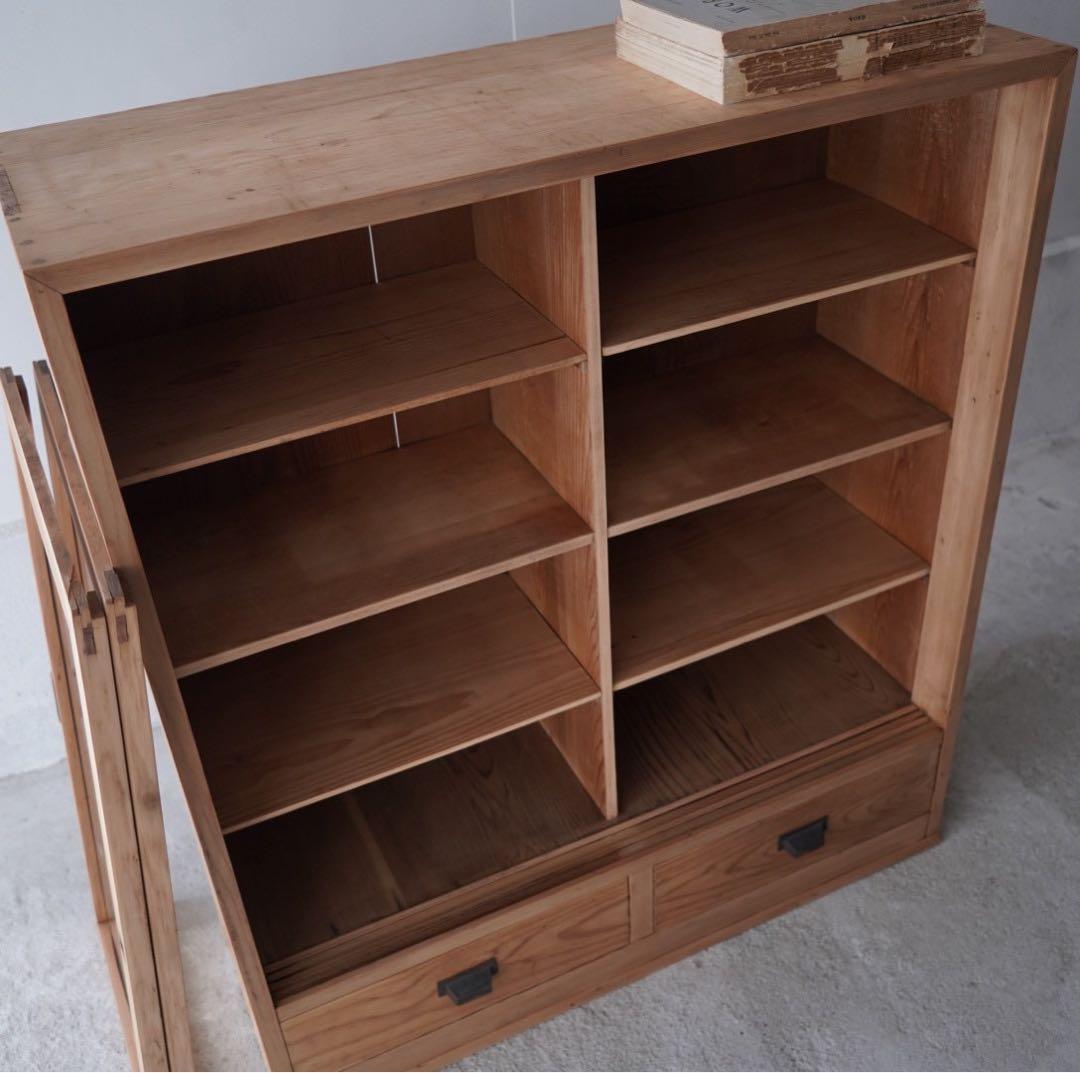 ガラス引戸のキャビネット