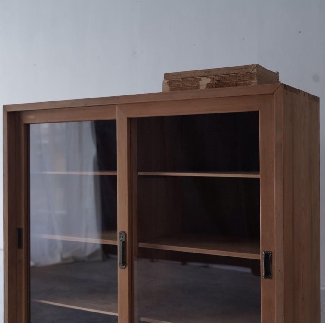 ガラス引戸のキャビネット