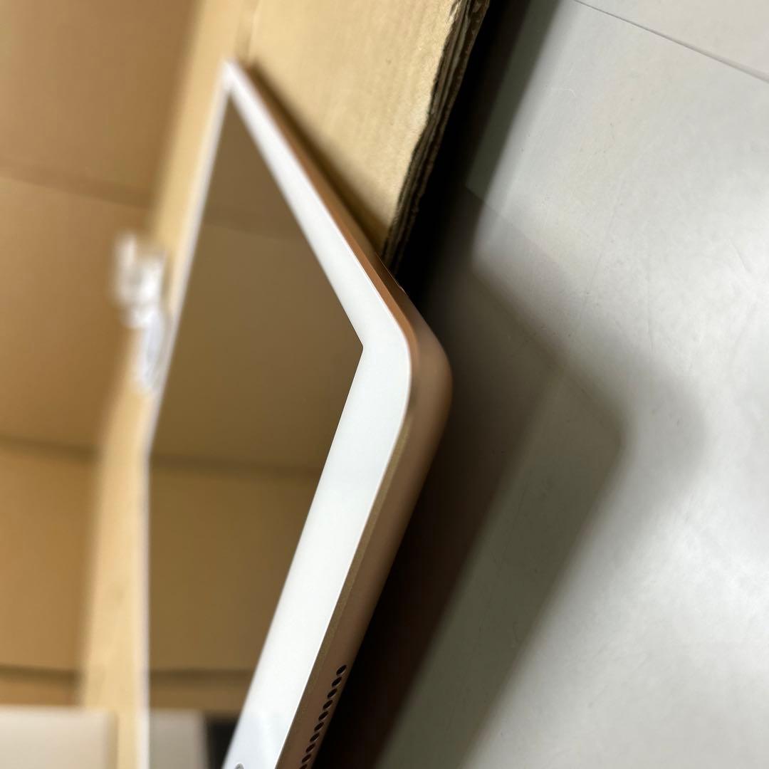 iPad (第８世代) Wi-Fi + Cellular 32GB ゴールド