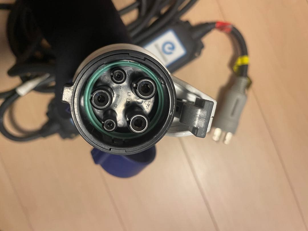 日産　リーフ　充電ケーブル