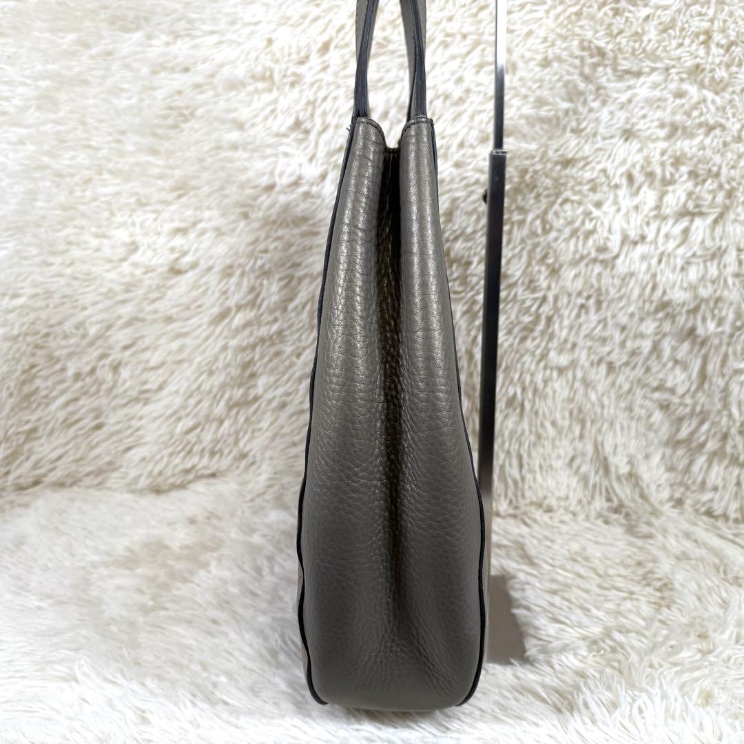 ヒロフ HIROHI Hロゴ型押し シボ革トートバッグ グレージュ 肩掛け可