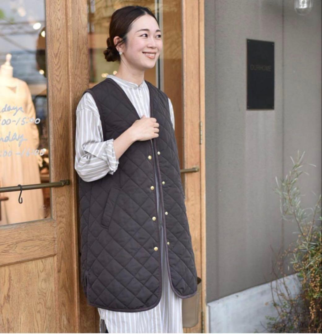 OUR ロング丈のキルティングベスト（チャコールブラウン）
