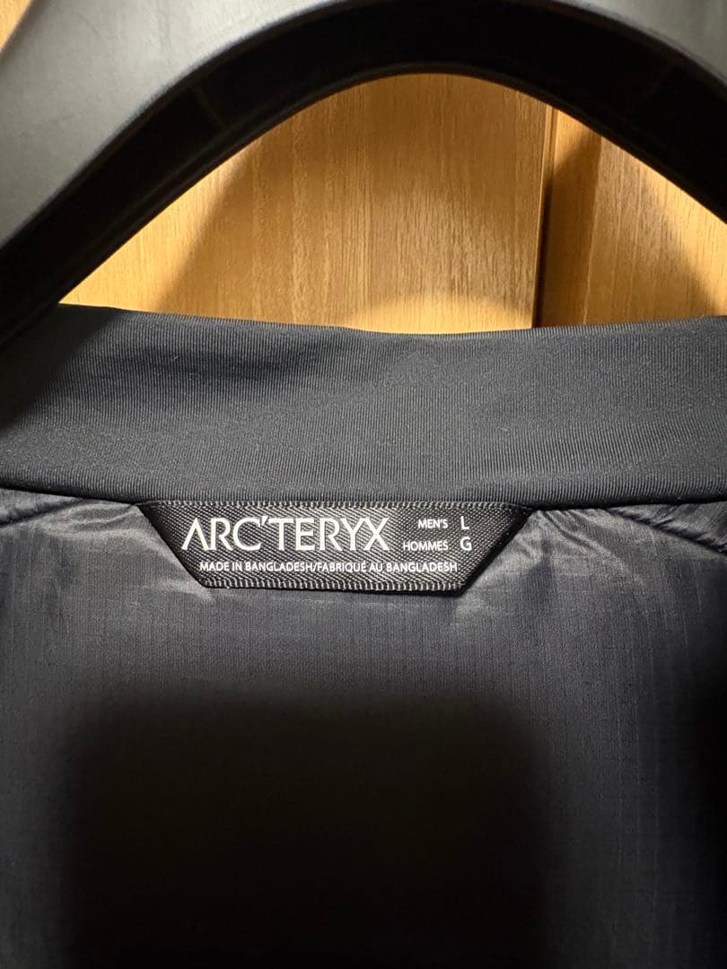 アークテリクスのAtom ARフーディ