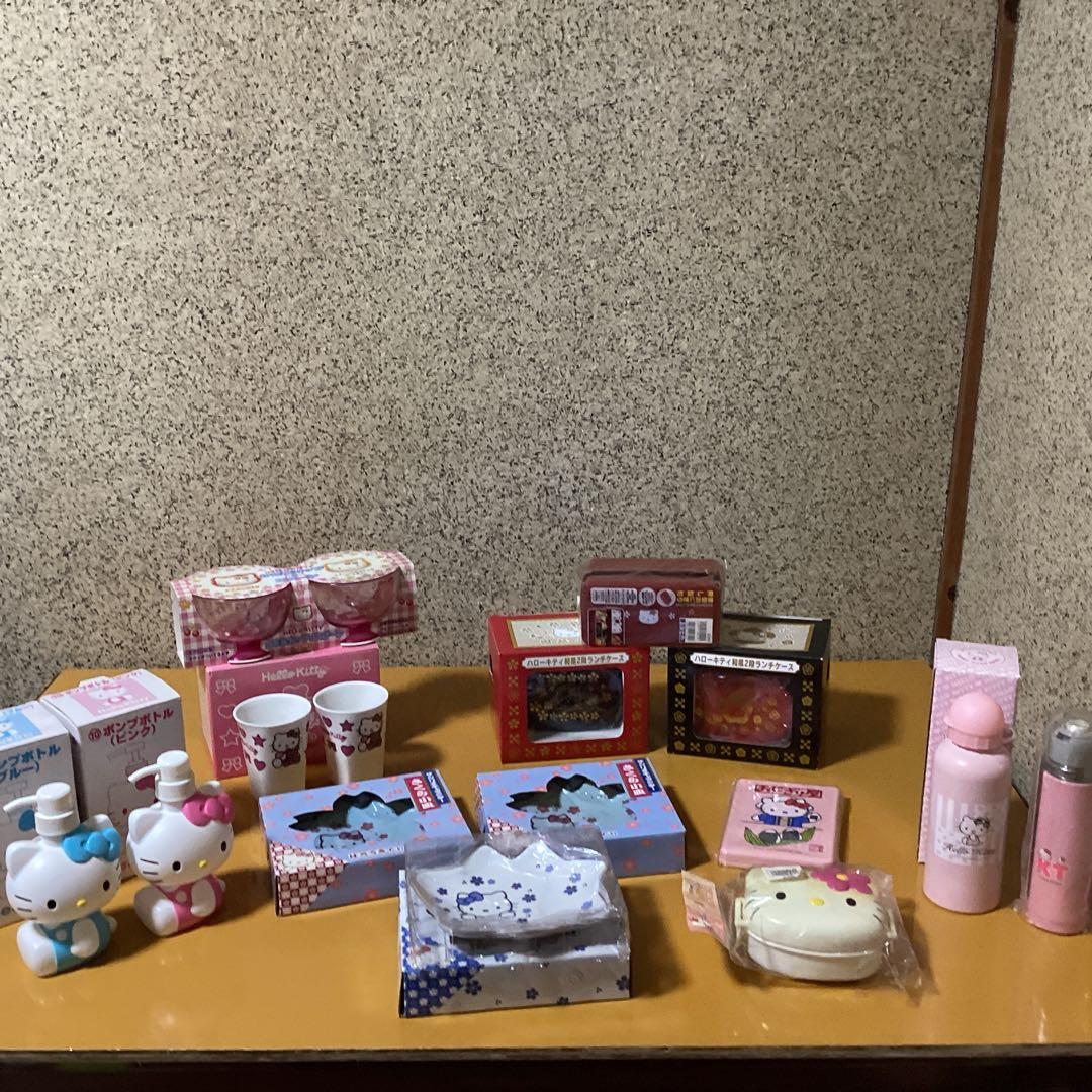 2294 ハローキティ食器セット　弁当箱 &さくら小皿 &ポンプボトル