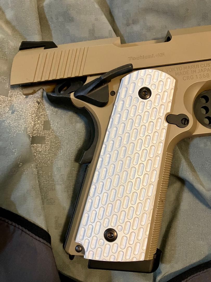 東京マルイ　ガスブロハンドガン　デザートウォーリア　スペアマガジン付き中古