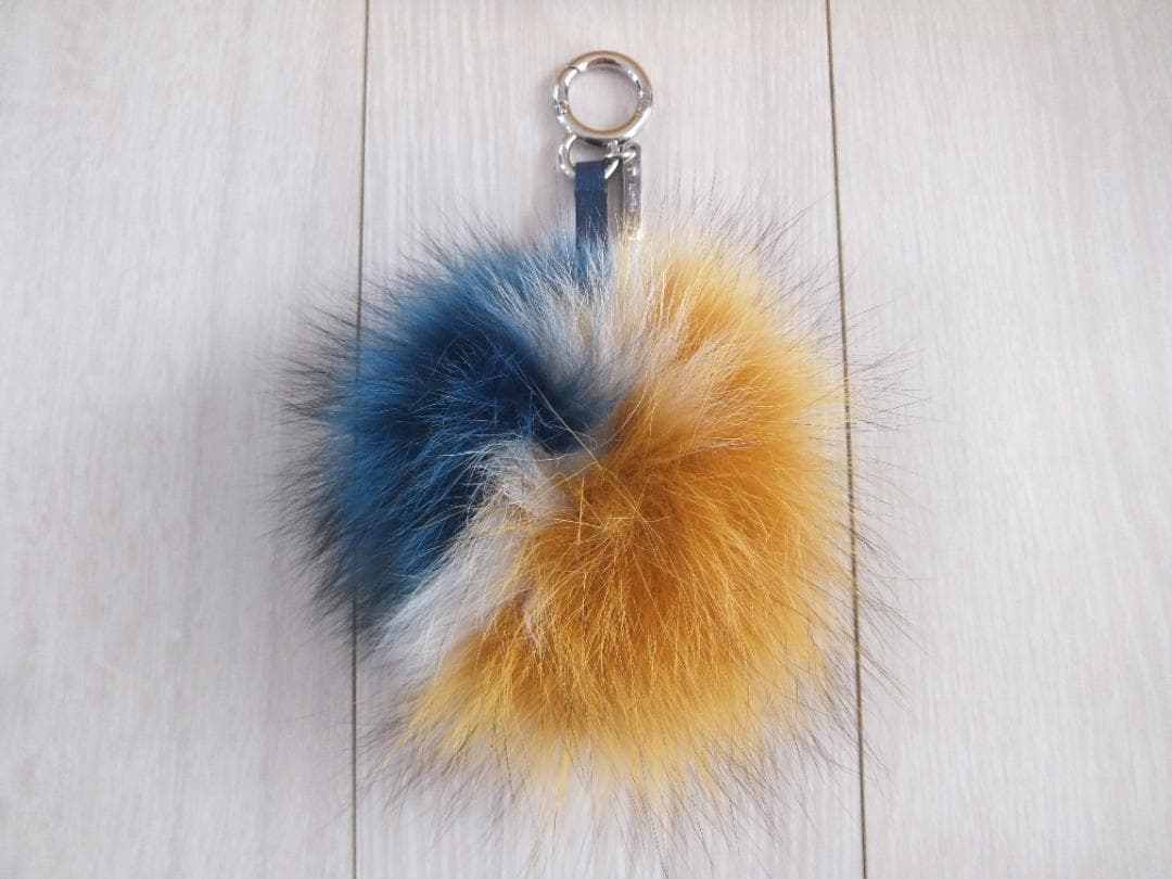 ★フェンディ★ポンポンチャーム　キーホルダー　フォックスファー　黄×白×青