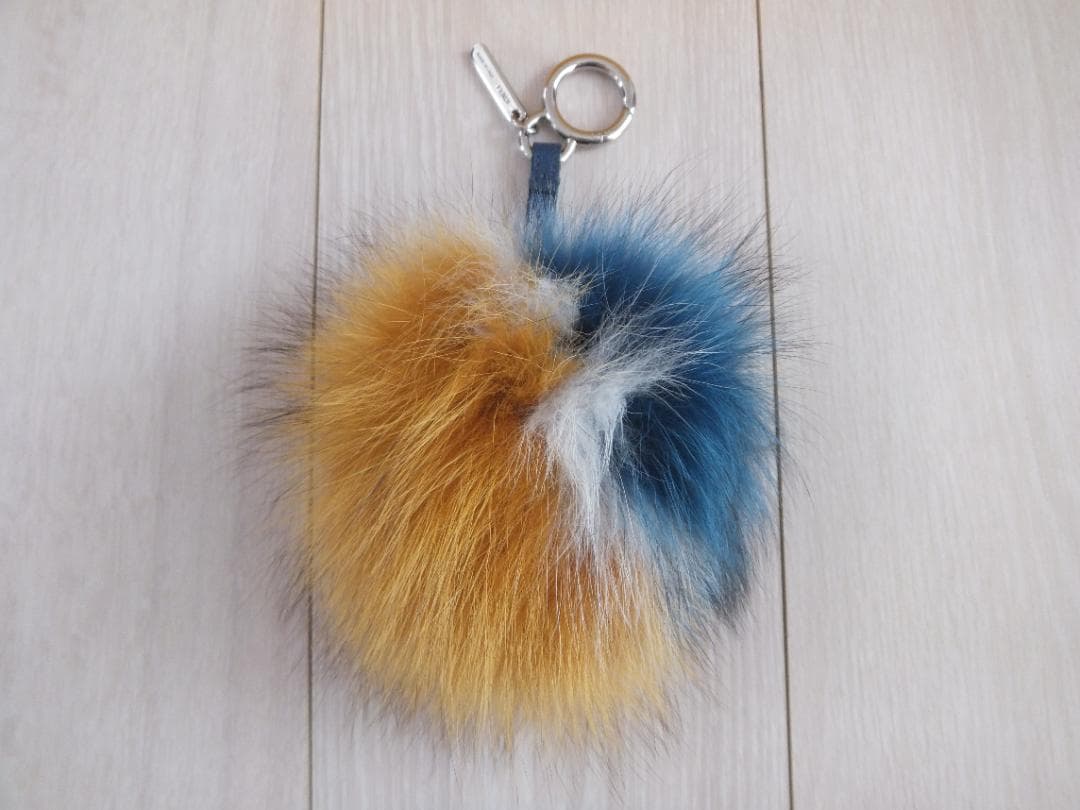 ★フェンディ★ポンポンチャーム　キーホルダー　フォックスファー　黄×白×青