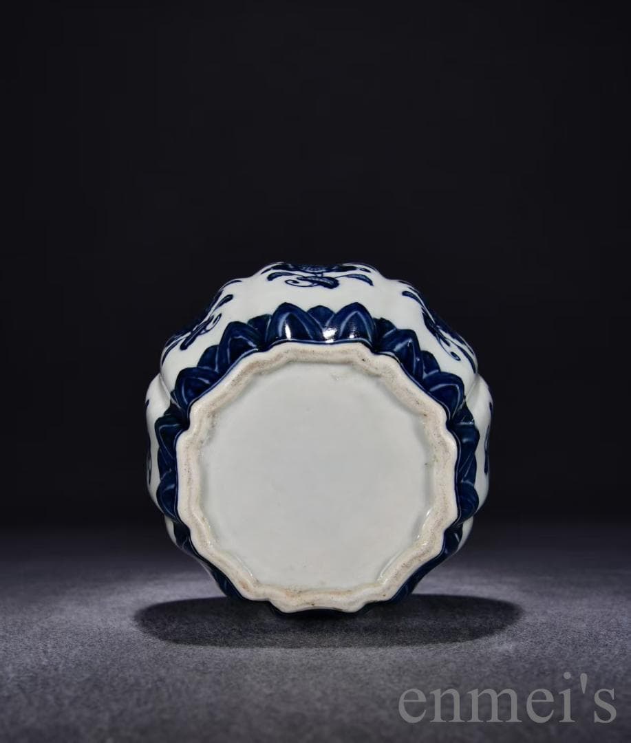 中国古美術・珍品・大明宣徳紋・青花纏枝花紋缶・瓜棱形・青花磁・陶磁器・文房・花瓶