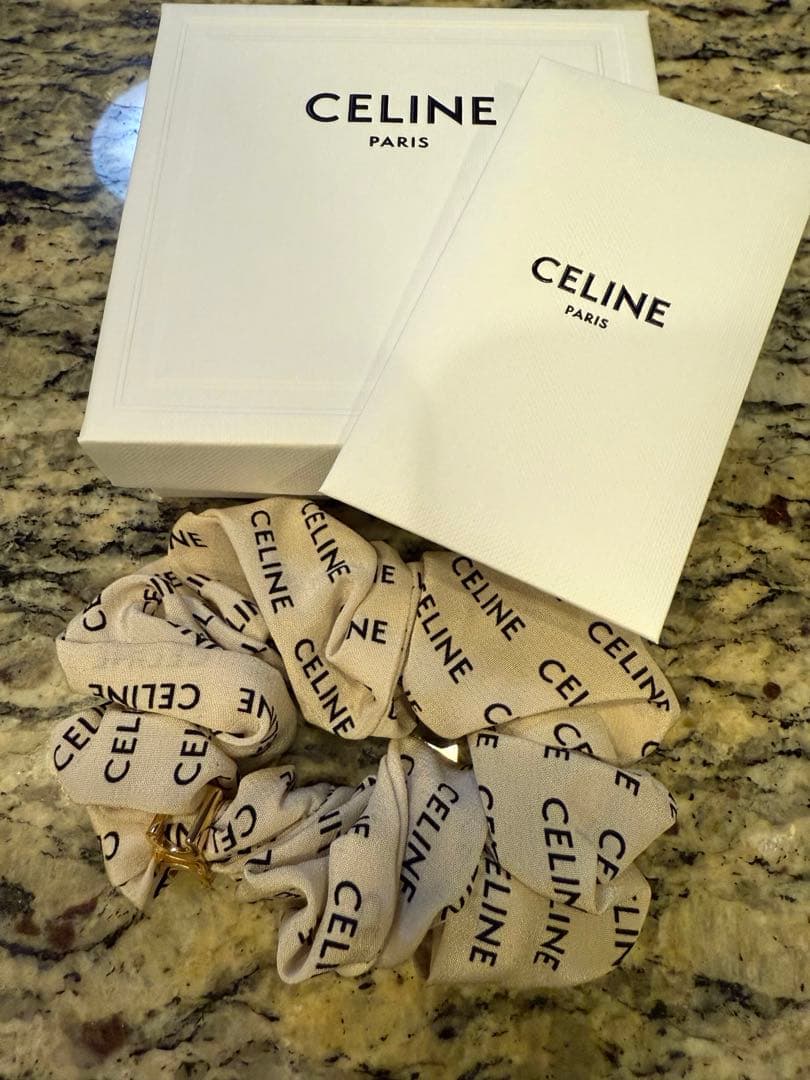 【新品未使用】CELINE ロゴ入り シュシュ ベージュ