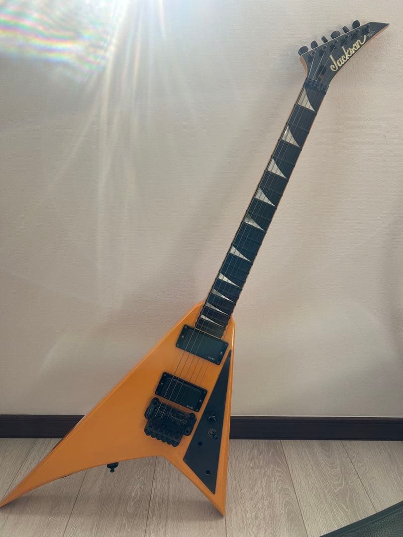 Jackson V型エレキギター EMG搭載