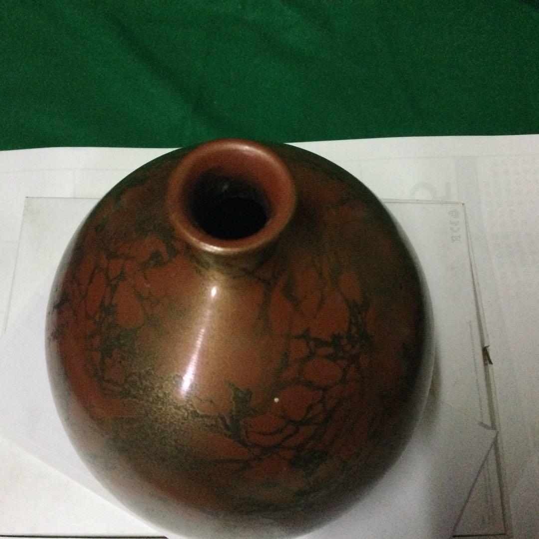 鉱物か?陶器か分かりません。