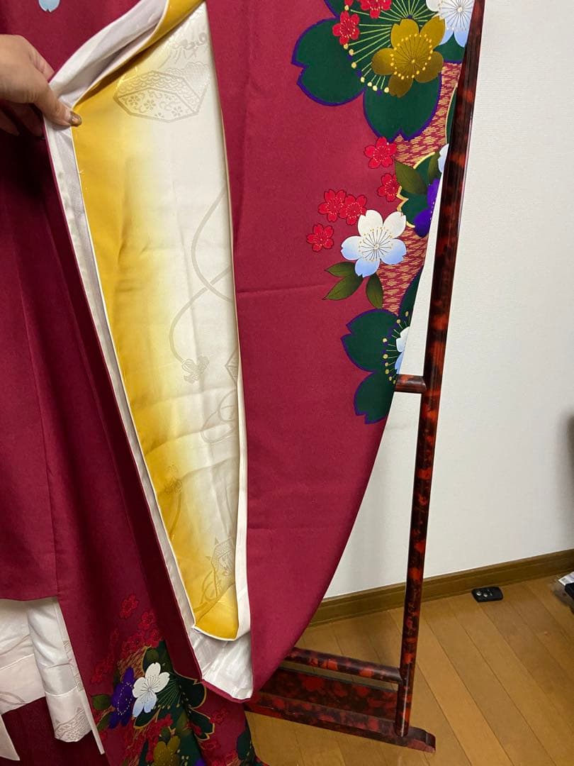 赤 花柄刺繍 振袖　成人式　記念撮影に◉現代風着物