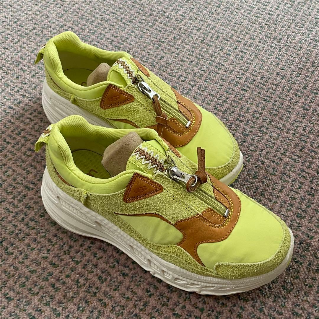 週末セール【新品】UGG 25cmレディーススニーカー（CA805 Zip）