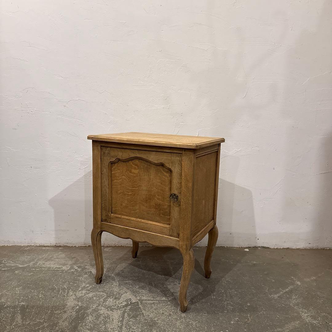 ヴィンテージ　木製サイドテーブル　扉収納付き　剥離