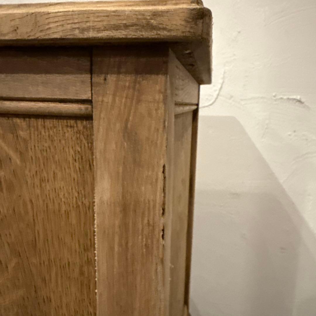 ヴィンテージ　木製サイドテーブル　扉収納付き　剥離