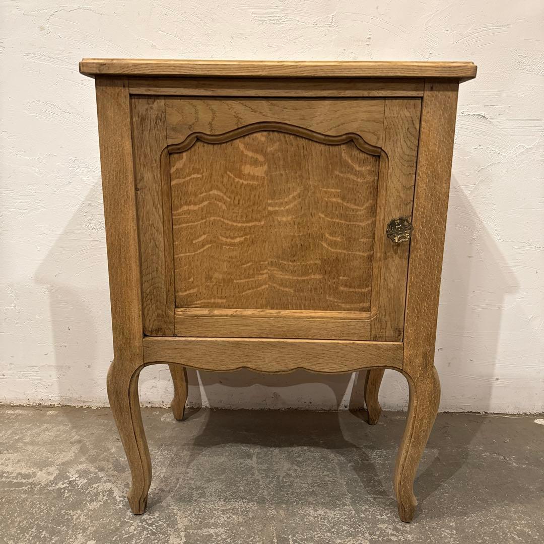 ヴィンテージ　木製サイドテーブル　扉収納付き　剥離