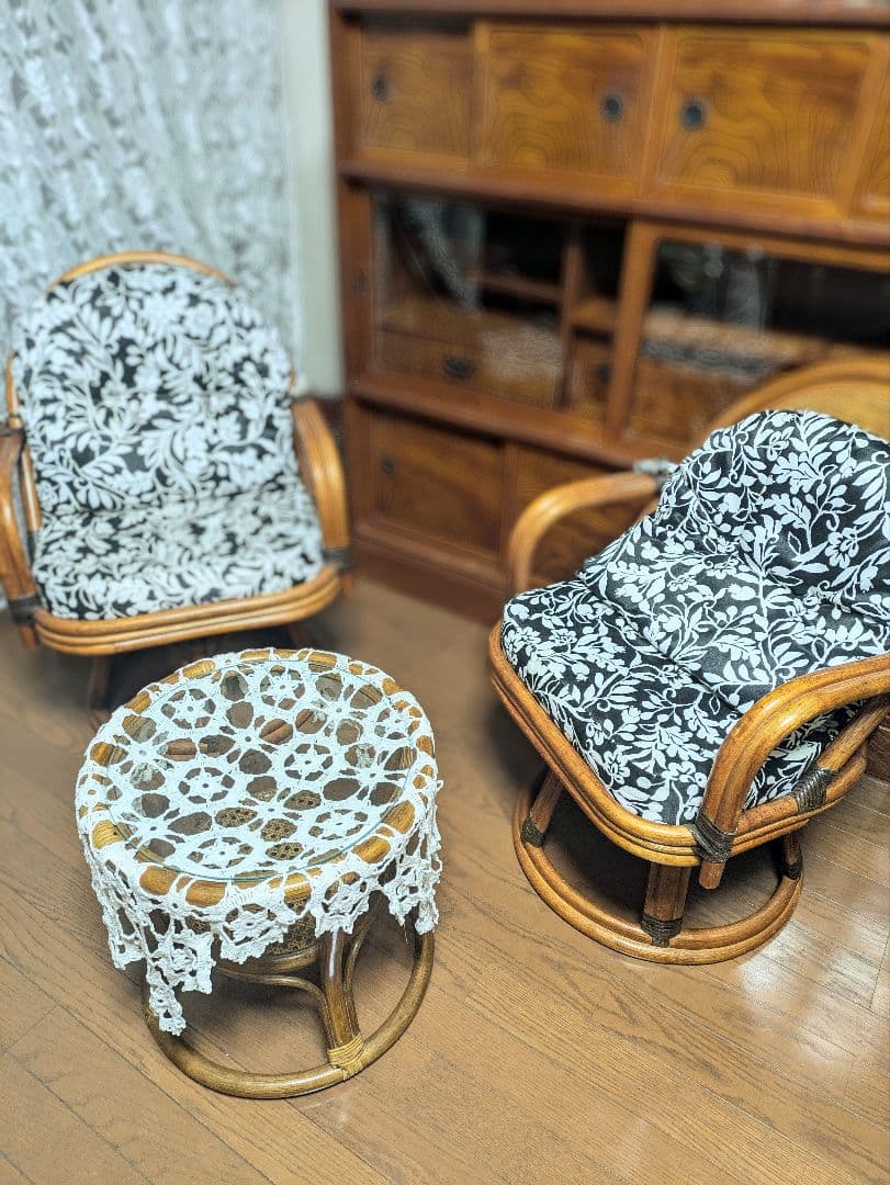 ラタン製 黒と白の花柄 椅子2脚とテーブル1台 セット