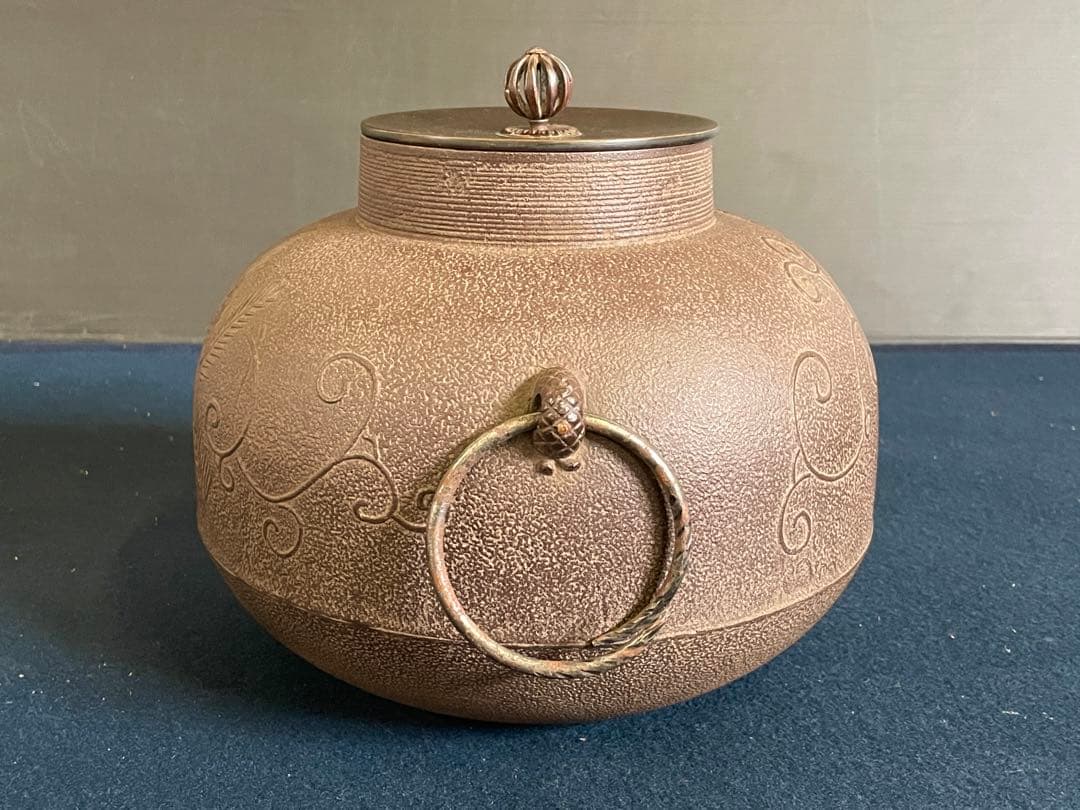 割引❣️「祖」 松唐草地紋 甑口筋釜 釜師 佐藤浄清 釜鐶 共箱 （125F②）