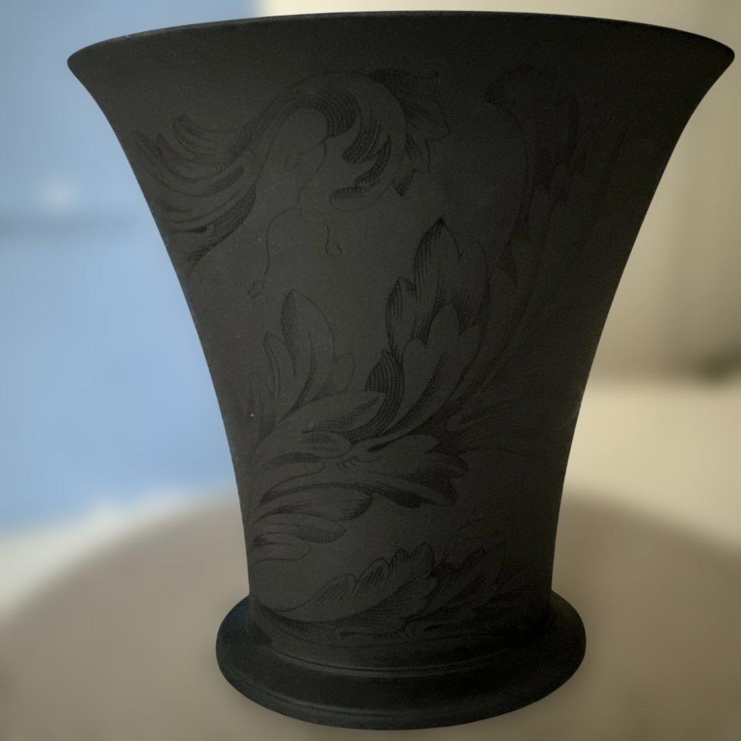 ウエッジウッド　黒い彫刻模様のコーン型花瓶 