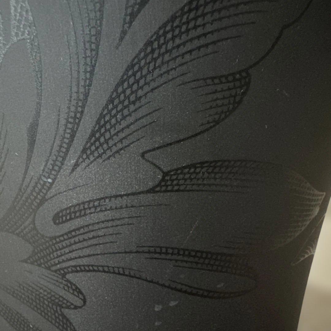 ウエッジウッド　黒い彫刻模様のコーン型花瓶 