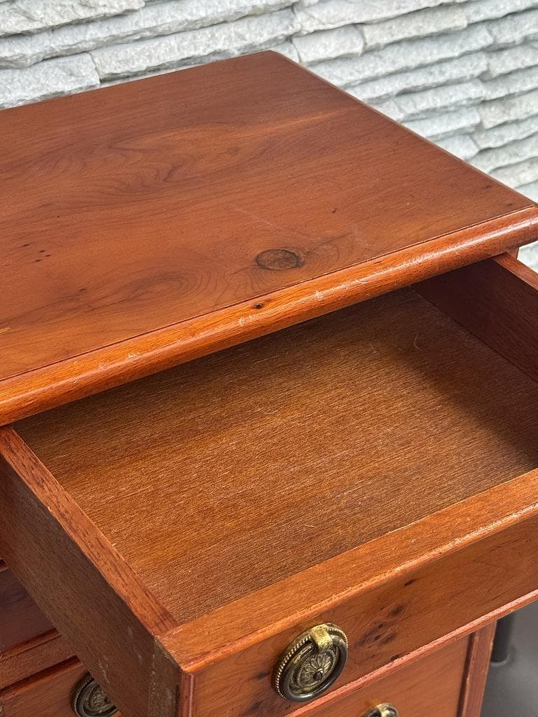 売約済み　英国　アンティーク　キャラメル色のチェスト　イチイ材　 サイドチェスト