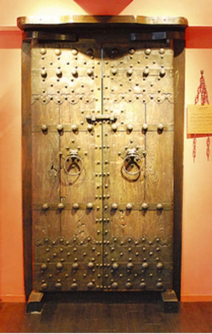 限定セール中博物館級の存在感。金庫扉で作った、重厚感とビンテージ感たっぷりの座卓