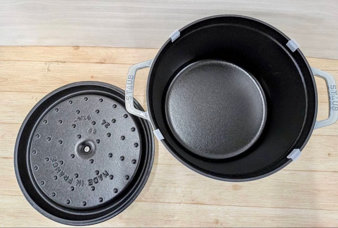 Staub ストウブ ミトン付ココット 24cm ラウンド カンパーニュ 両手鍋