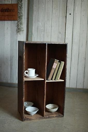 古く味のある4マスの収納棚　食器棚　本棚　収納棚　古家具