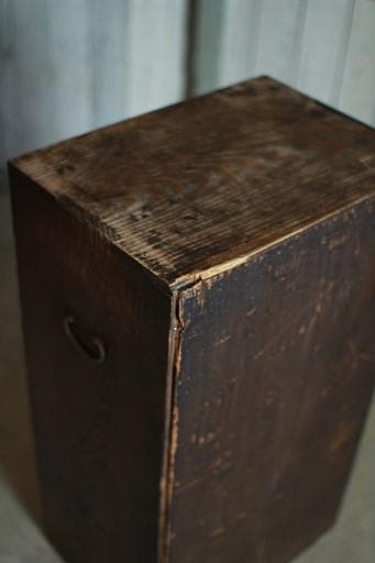 古く味のある4マスの収納棚　食器棚　本棚　収納棚　古家具