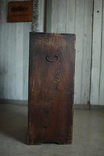 古く味のある4マスの収納棚　食器棚　本棚　収納棚　古家具