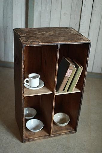 古く味のある4マスの収納棚　食器棚　本棚　収納棚　古家具