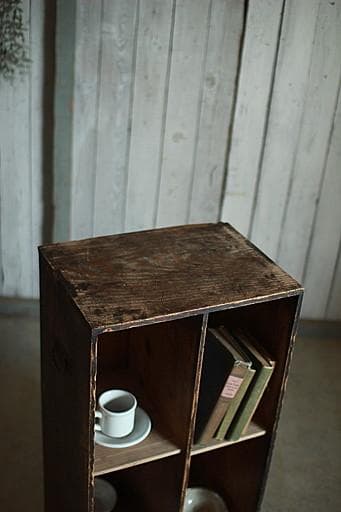 古く味のある4マスの収納棚　食器棚　本棚　収納棚　古家具