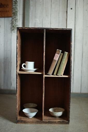 古く味のある4マスの収納棚　食器棚　本棚　収納棚　古家具