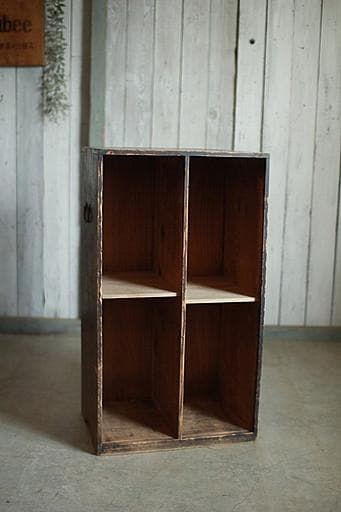 古く味のある4マスの収納棚　食器棚　本棚　収納棚　古家具