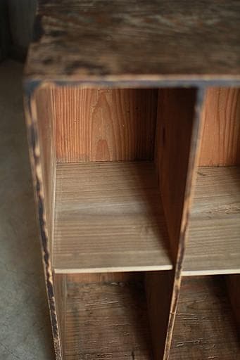 古く味のある4マスの収納棚　食器棚　本棚　収納棚　古家具