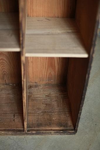 古く味のある4マスの収納棚　食器棚　本棚　収納棚　古家具