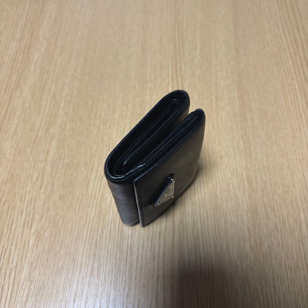 PRADA サフィアーノトライアングル コンパクトウォレット