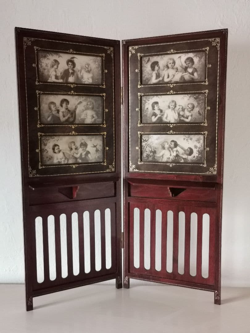 アンティーク マホガニー金彩彫刻スクリーン 子供達のセピア絵 レザー 花織生地