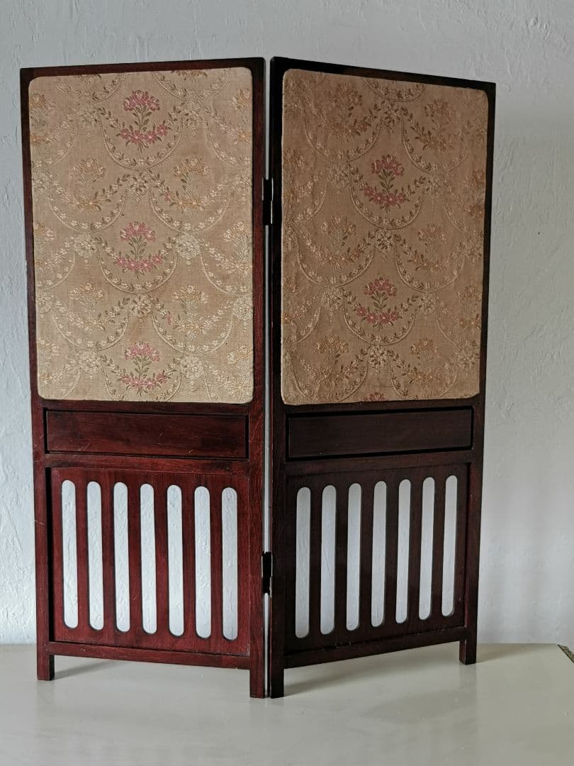 アンティーク マホガニー金彩彫刻スクリーン 子供達のセピア絵 レザー 花織生地