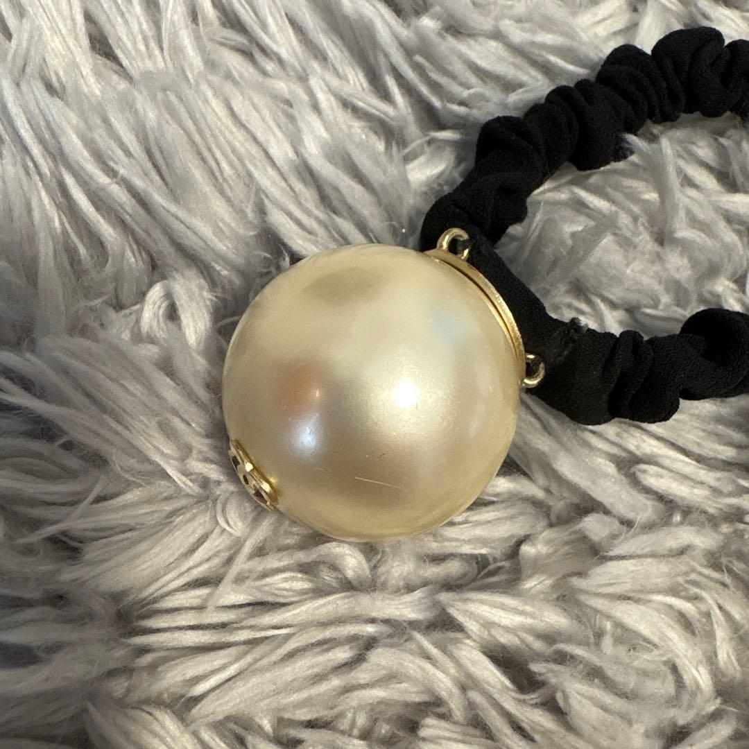 お値下げ❗️CHANEL フェイクパール シュシュ ヘアゴム　ココマーク F20V