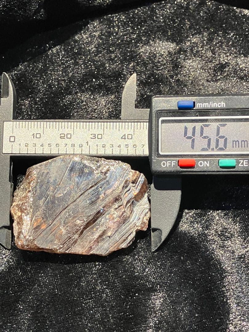 アキシナイト　原石　天然石　パワーストーン　目標達成への後押し　集中力　忍耐力